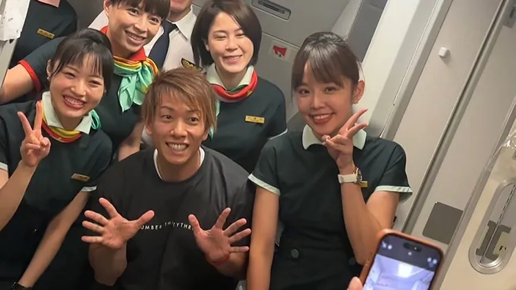 圖為清水健過去搭機時與空服員們合影。翻攝自清水健IG
