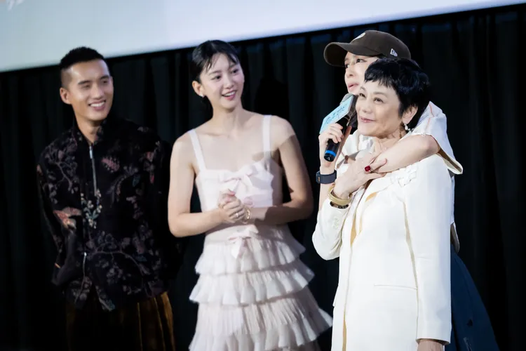 劉奕兒（右二）驚喜現身擁抱張艾嘉。甲上提供