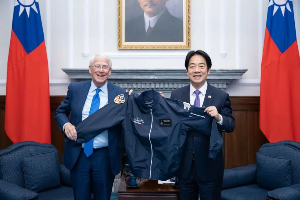 总统赖清德(右)接见美国联邦参议院军事委员会主席韦克尔(左),赖总统特别挑选包括空军F-16战机飞行夹克等礼品致赠访宾。总统府提供