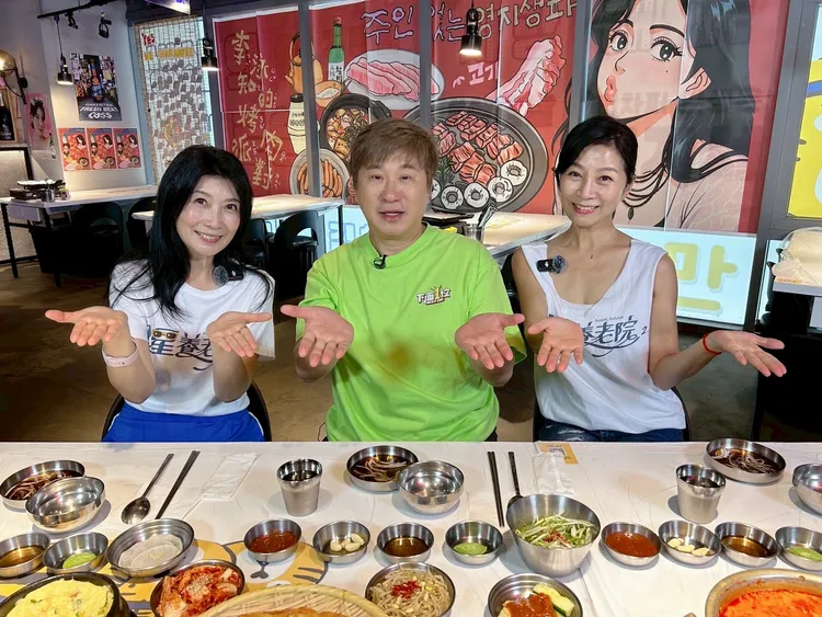 黃嘉千（左起）、胡瓜、方文琳等吃烤肉。《下面一位》提供