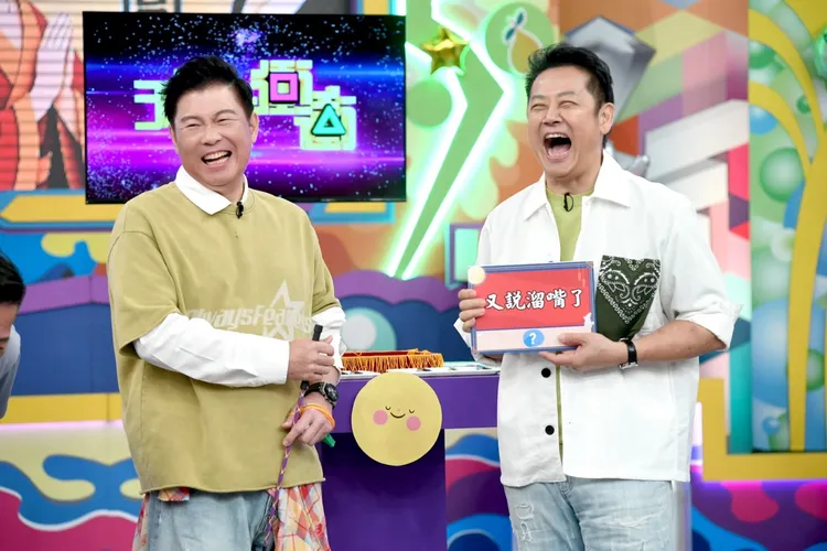 徐乃麟（右）與曾國城在「急中生字ㄅㄆㄇ」單元的經典對決。華視提供