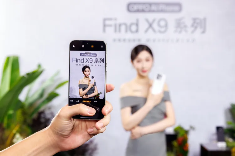 OPPO Find X9系列在机身设计上全面革新，以方形极简设计带来焕新的镜头语言，更高雅、精致。OPPO提供
