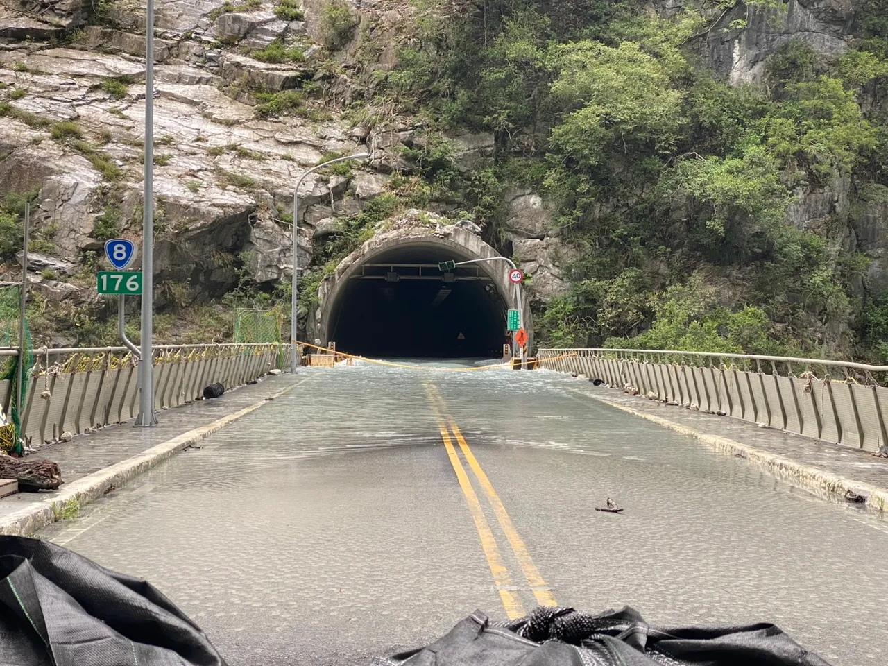 鲁丹桥面今天溢流水位状况。林保署花莲分署提供