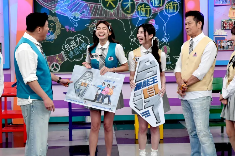 曾國城（左起）、曾智希、王如茵、徐乃麟。華視提供
