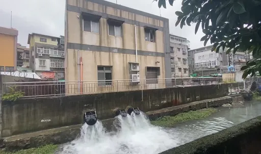 迎战风神台风共伴豪雨 新北3天抽排7946座泳池水量