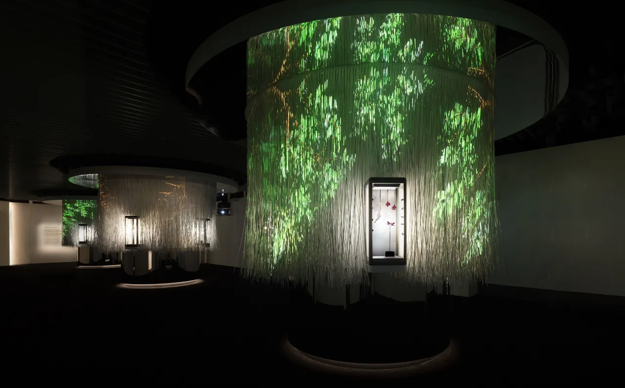 《微光》则是全白的作品,但透过投影光点巧妙将2D影像变为3D。品牌提供