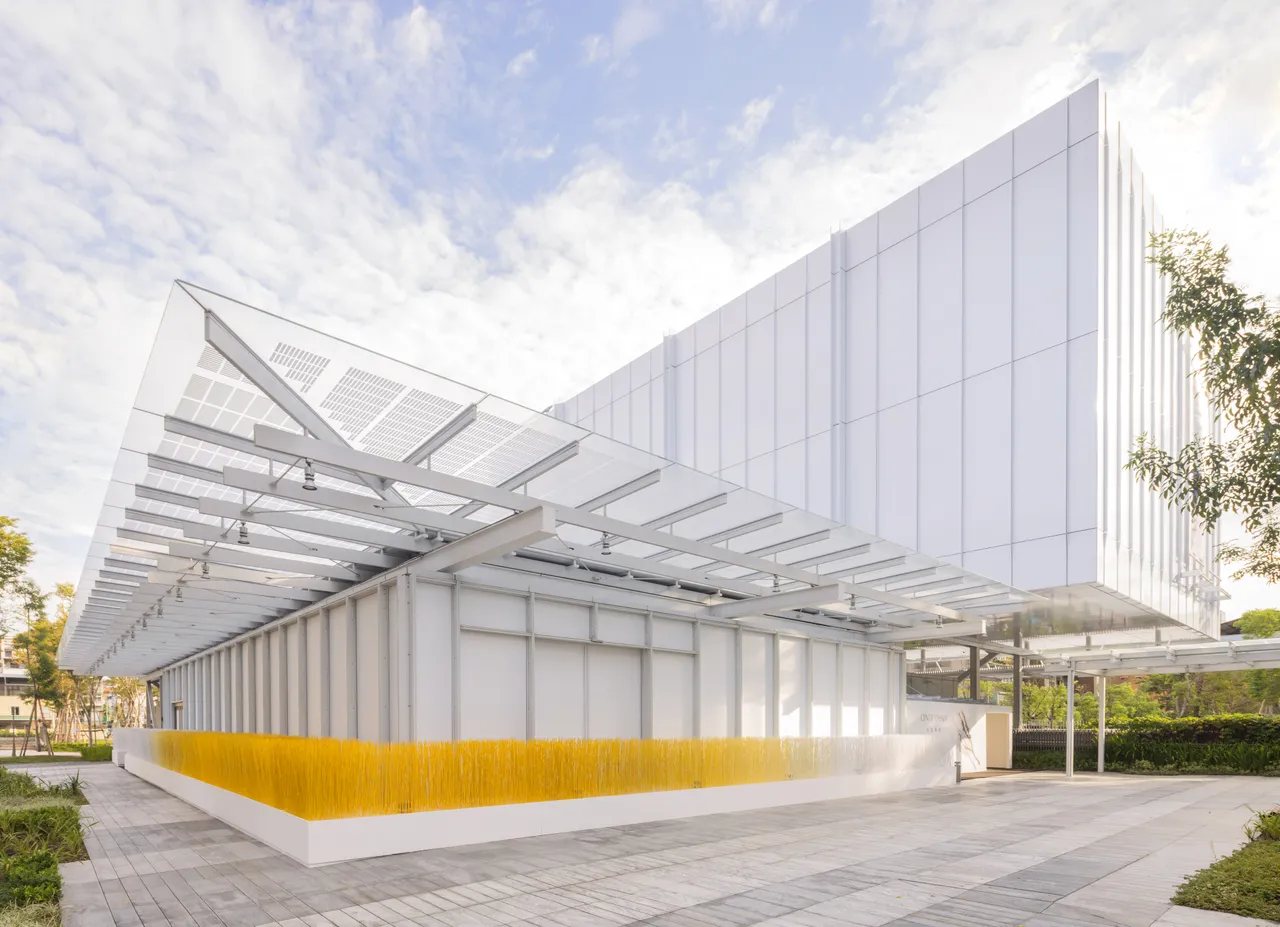 艺术家游文富为CINDY CHAO「时光筑艺」珠宝展打造的《阳光》作品。品牌提供