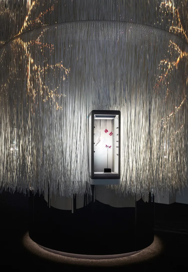 《微光》則是全白的作品，但透過投影光點巧妙將2D影像變為3D。品牌提供