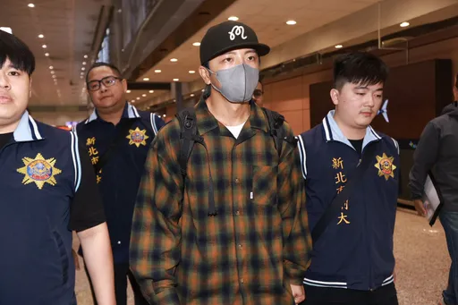 4男星闪兵遭拘提铐走 坤达下机却「免上铐」?律师这么看