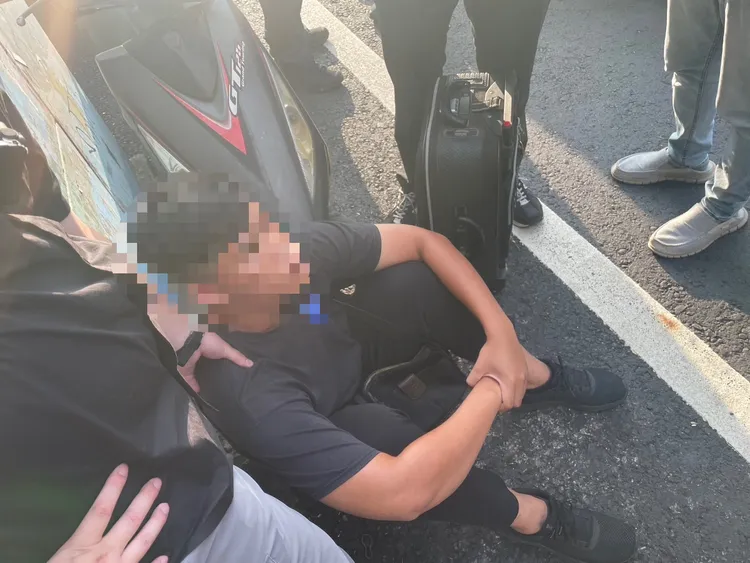 警方逮捕J嫌。航警局提供