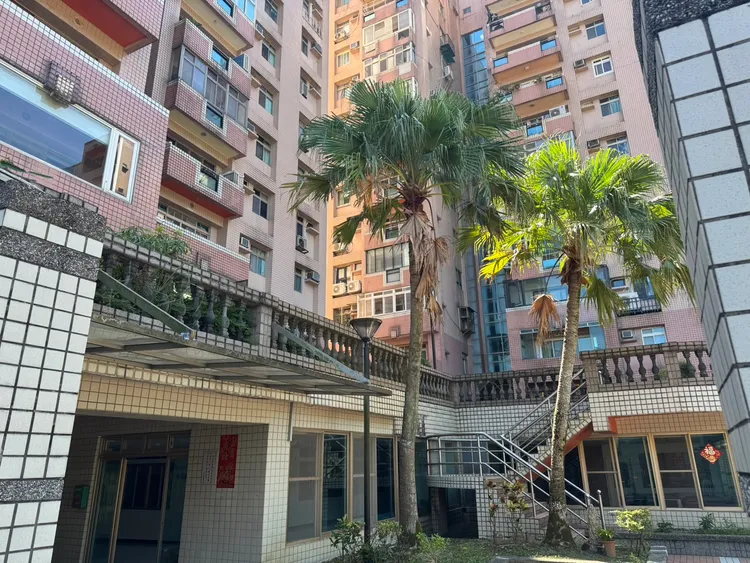 新店某民宅內發生姐弟衝突後，弟弟拿菜刀刺姐。翻攝畫面