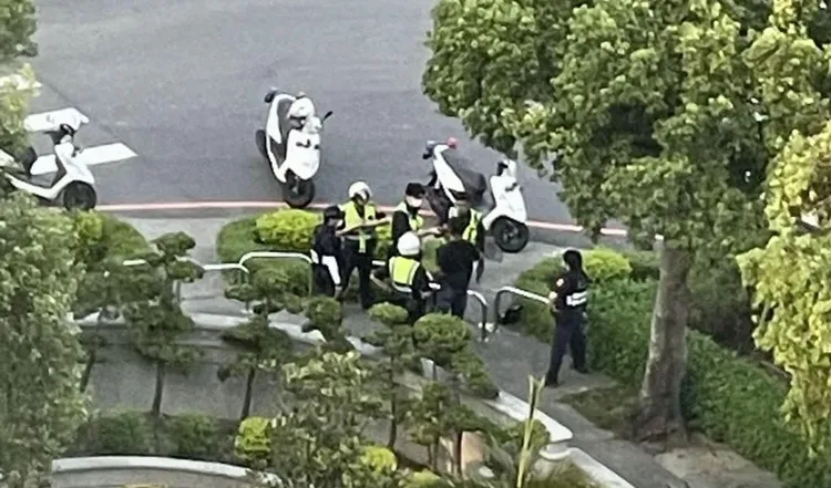 男子被警方壓制帶回警所，酒醒後才驚覺做錯事，相當懊悔。民眾提供