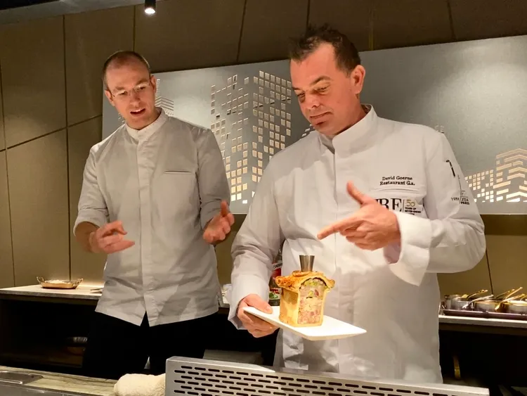 夏慕尼首次與米其林主廚合作，邀來法國諾曼第米其林一星餐廳Restaurant G.a.主廚David Goerne（右）推出新菜單。莊偉祺攝