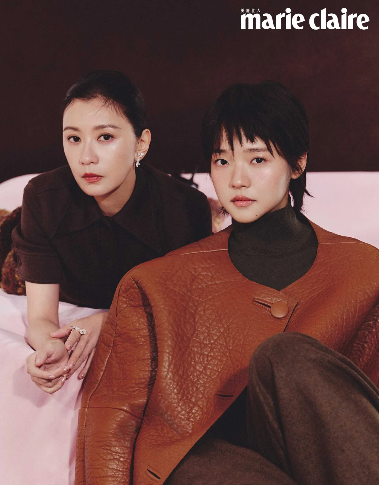 贾静雯(左)、林廷忆(右)拍摄《Marie Claire美丽佳人》封面。《Marie Claire美丽佳人》国际中文版提供