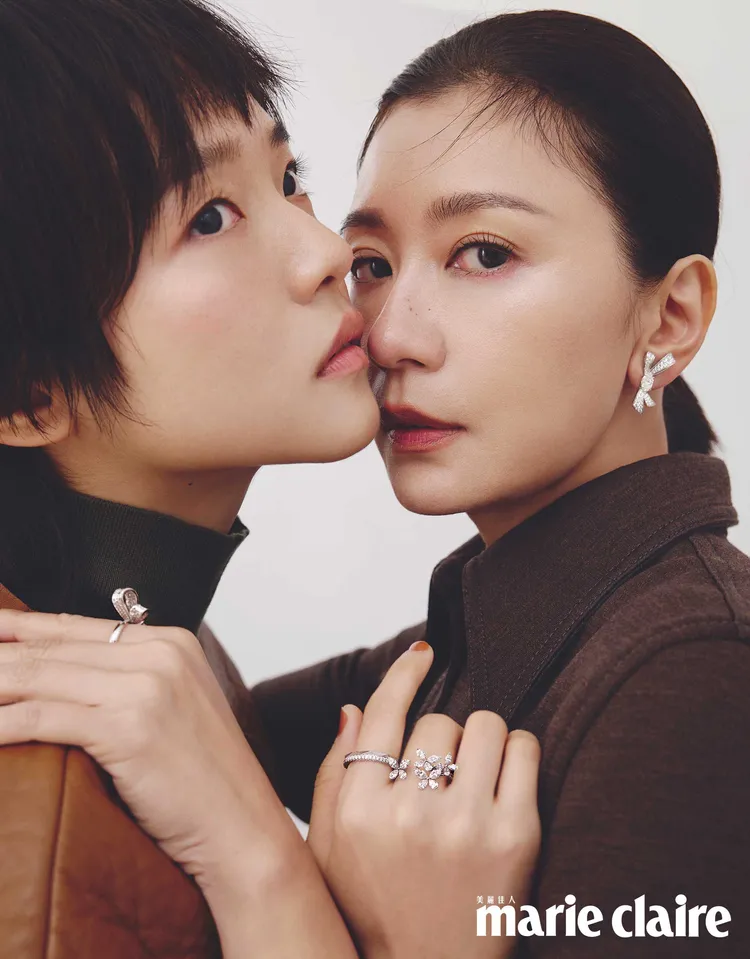 林廷憶（左）、賈靜雯（右）拍攝《Marie Claire美麗佳人》封面。《Marie Claire美麗佳人》國際中文版提供