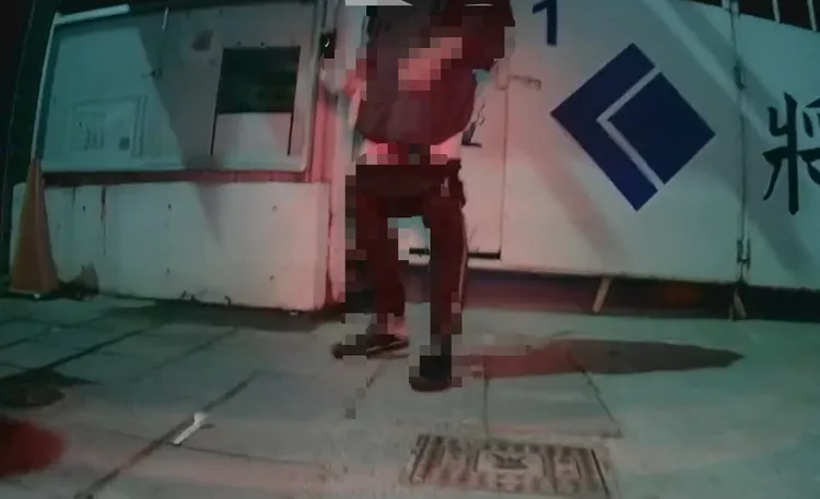 機車騎士行車紀錄器拍下當下猥褻過程，遊民脫褲子到一半，露出生殖器，還朝騎士丟東西。翻攝畫面