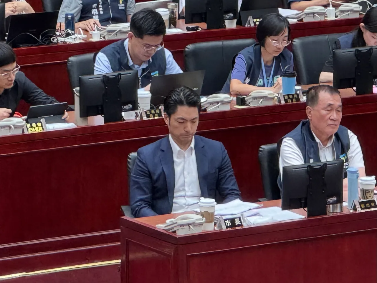 蒋万安罕见当场变脸、咬牙气到脸僵。张彩茜摄