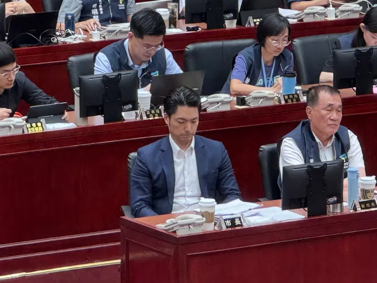 蔣萬安罕見當場變臉、咬牙氣到臉僵。張綵茜攝