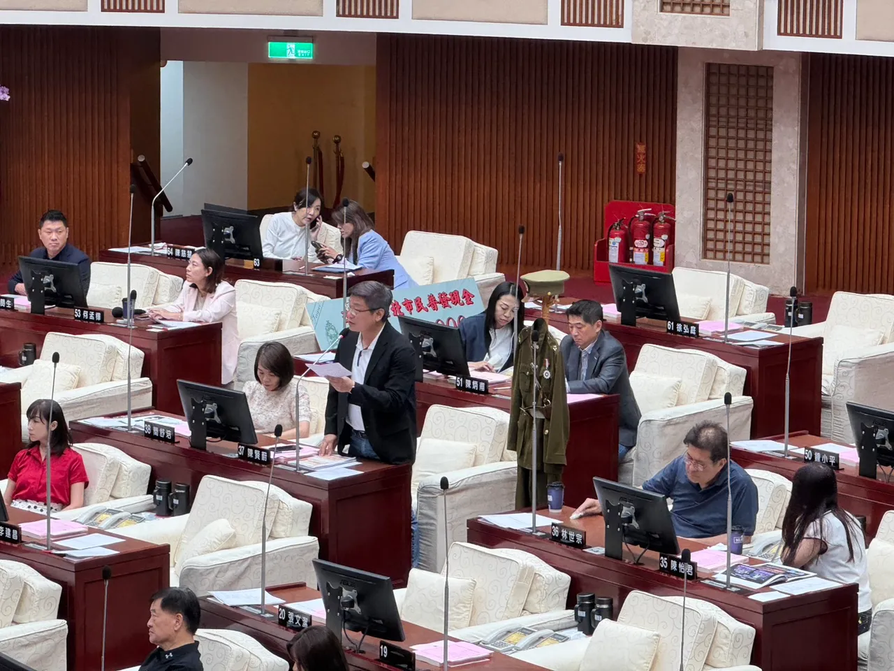 民进党议员陈贤蔚送「军服」礼物,批评蒋万安行政风格独裁。张彩茜摄