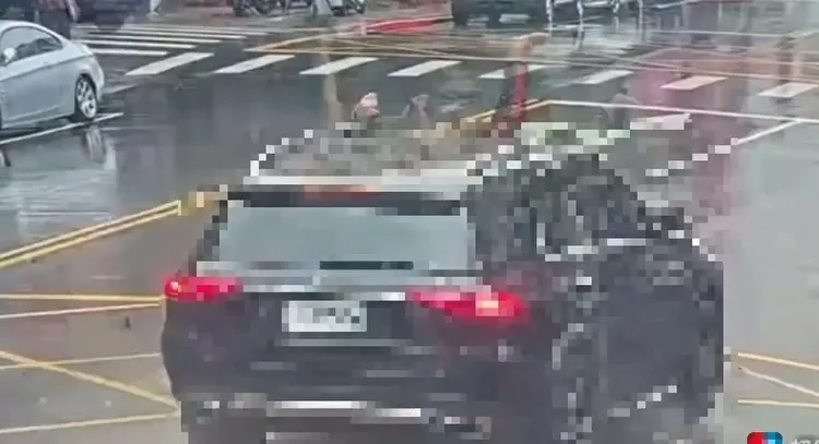 騎士遭小客車撞飛。翻攝畫面