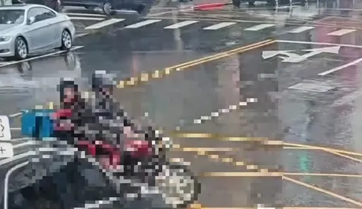 迪化街老翁雙載遭小客車衝撞 驚悚畫面曝光!1死1傷