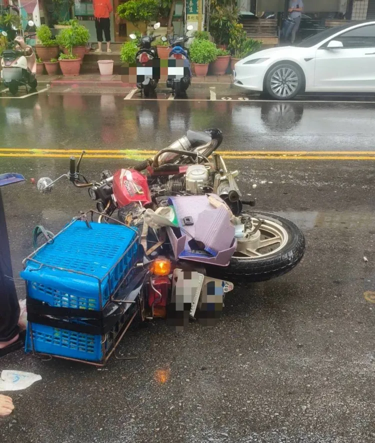 騎士黃姓老翁送醫不治。翻攝畫面