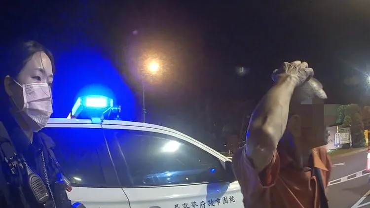 警方安撫老翁。中壢警分局提供