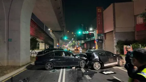 台中轿车深夜大暴冲!路口追撞停等红灯3车 女驾驶昏迷受困