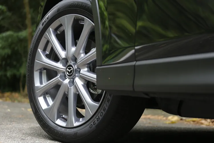 簡潔的鈑件折線搭配20吋鋁圈與環車防刮護板，展現出SUV穩重與運動兼具的比例美學。林浩昇攝