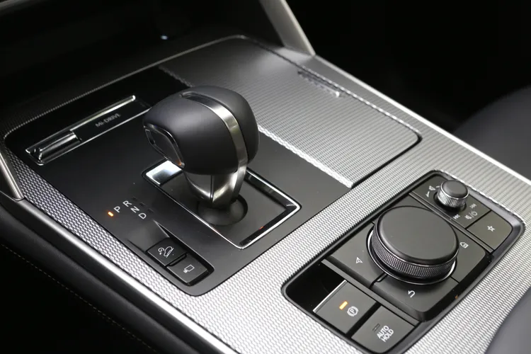中央鞍座設計厚實穩重，排檔桿後方仍保留實體旋鈕操作介面，延續Mazda一貫以駕駛者為中心的布局理念。林浩昇攝