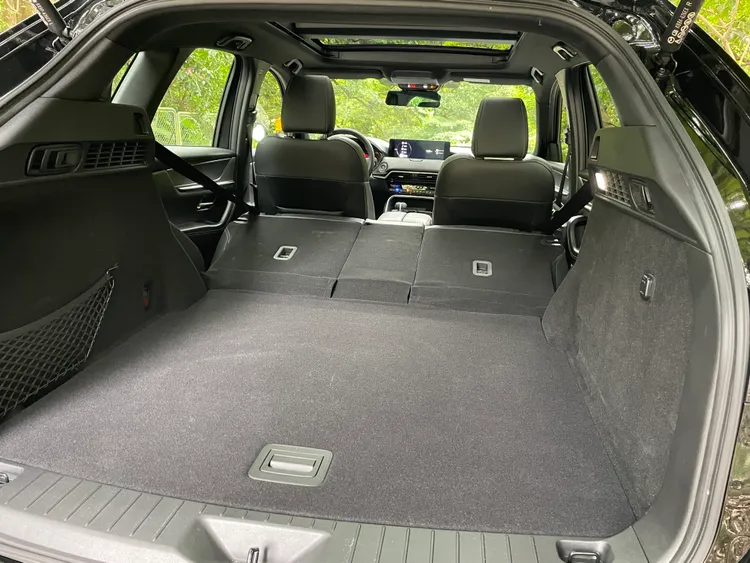 CX-60行李廂透過快速傾倒拉柄，將4/2/4分離的後座打平之後，可擴充至最大1726公升不俗的容積表現。林浩昇攝