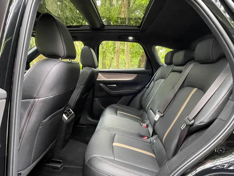 後座空間表現不錯，椅面厚實、支撐度佳，長途乘坐也不容易疲累。下方設有兩組 Type-C 充電孔，全景天窗更是標配，採光與開闊感都一級棒。林浩昇攝