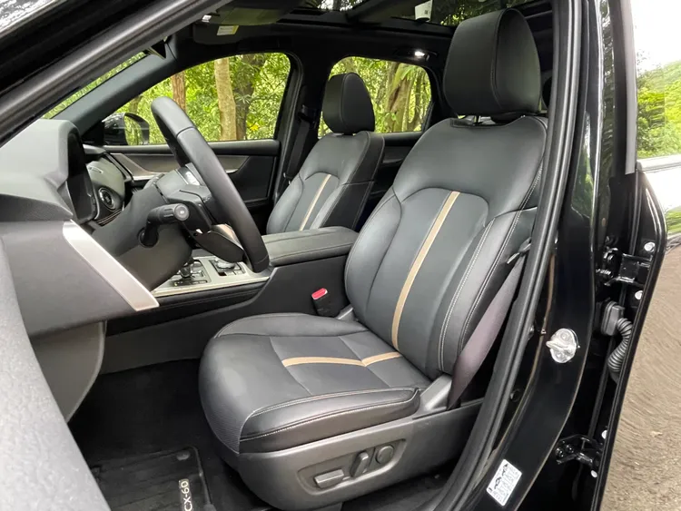 座椅採Nappa真皮包覆，雙前座具備通風功能與記憶設定，並皆為十向電動調整並含電動腰靠。林浩昇攝