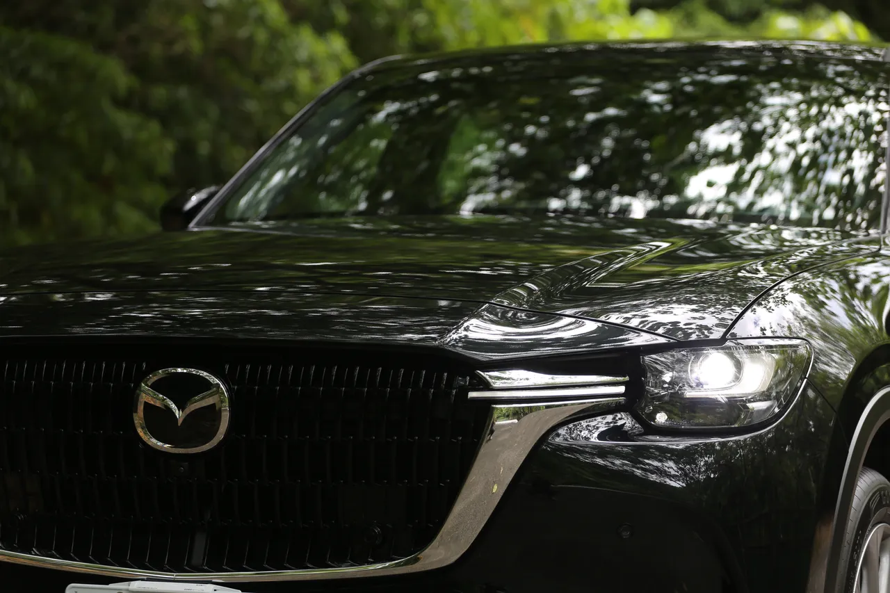 CX-60 延續「魂動」設計語彙,長車頭、短前懸比例營造出優雅的縱置後驅姿態,細長LED頭燈與大型水箱護罩展現強烈品牌辨識度。林浩昇攝