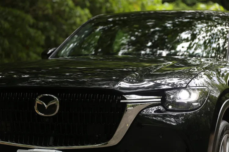 CX-60 延續「魂動」設計語彙，長車頭、短前懸比例營造出優雅的縱置後驅姿態，細長LED頭燈與大型水箱護罩展現強烈品牌辨識度。林浩昇攝