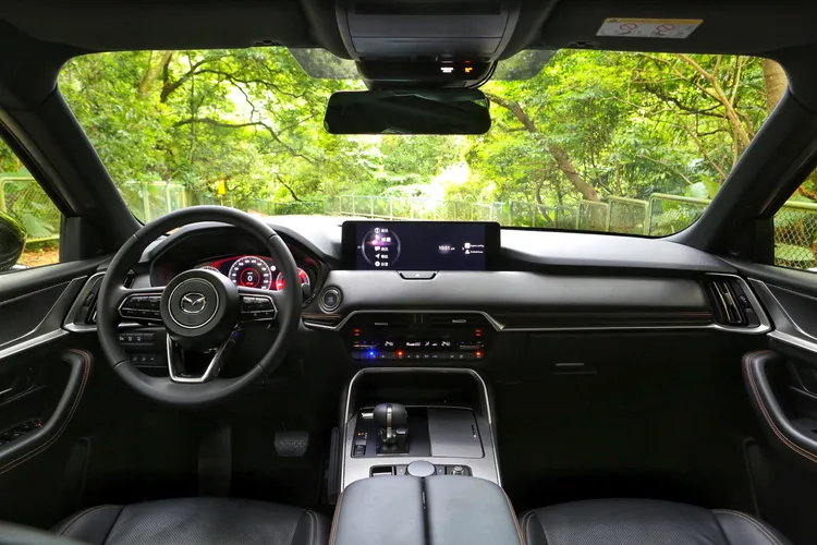 CX-60的座艙就像一處靜謐的日式居所，真皮的溫潤、織布的柔光與金屬的冷調彼此交織，細節之間流露出職人手感與生活質感的平衡。林浩昇攝