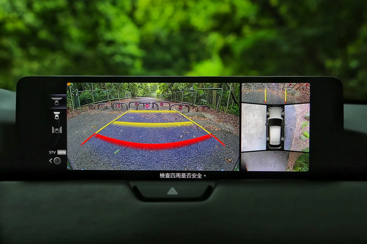 除了入門車型外,CX-60都配有360環景影像和See Through View透視輔助,能清楚看到車頭死角,停車或穿巷弄都更安心。林浩昇攝