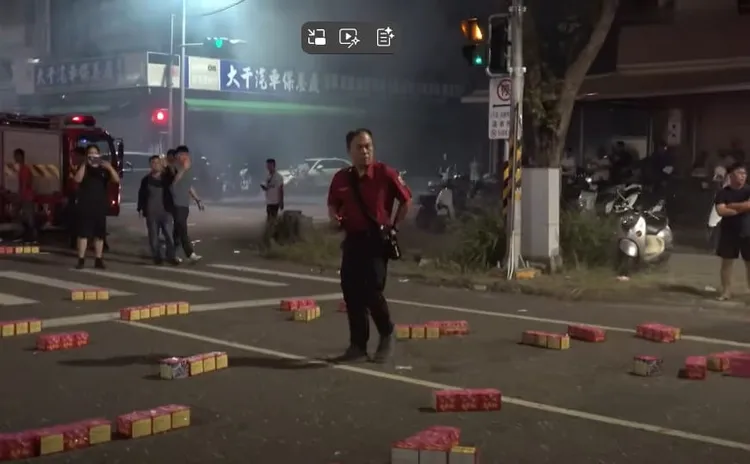 消防隊員在馬路上戒護，嚇阻煙火持續施放。翻攝高雄市仁武區公所臉書