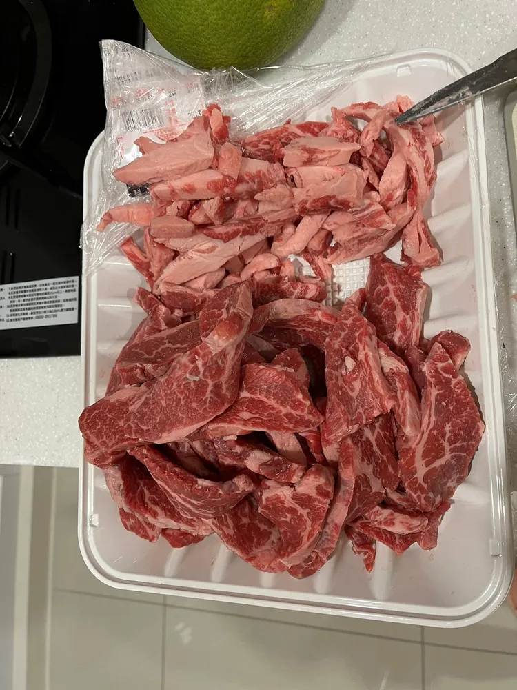 網友在好市多買的肉片，肥肉佔了一半。翻攝「Costco好市多 商品經驗老實說」臉書