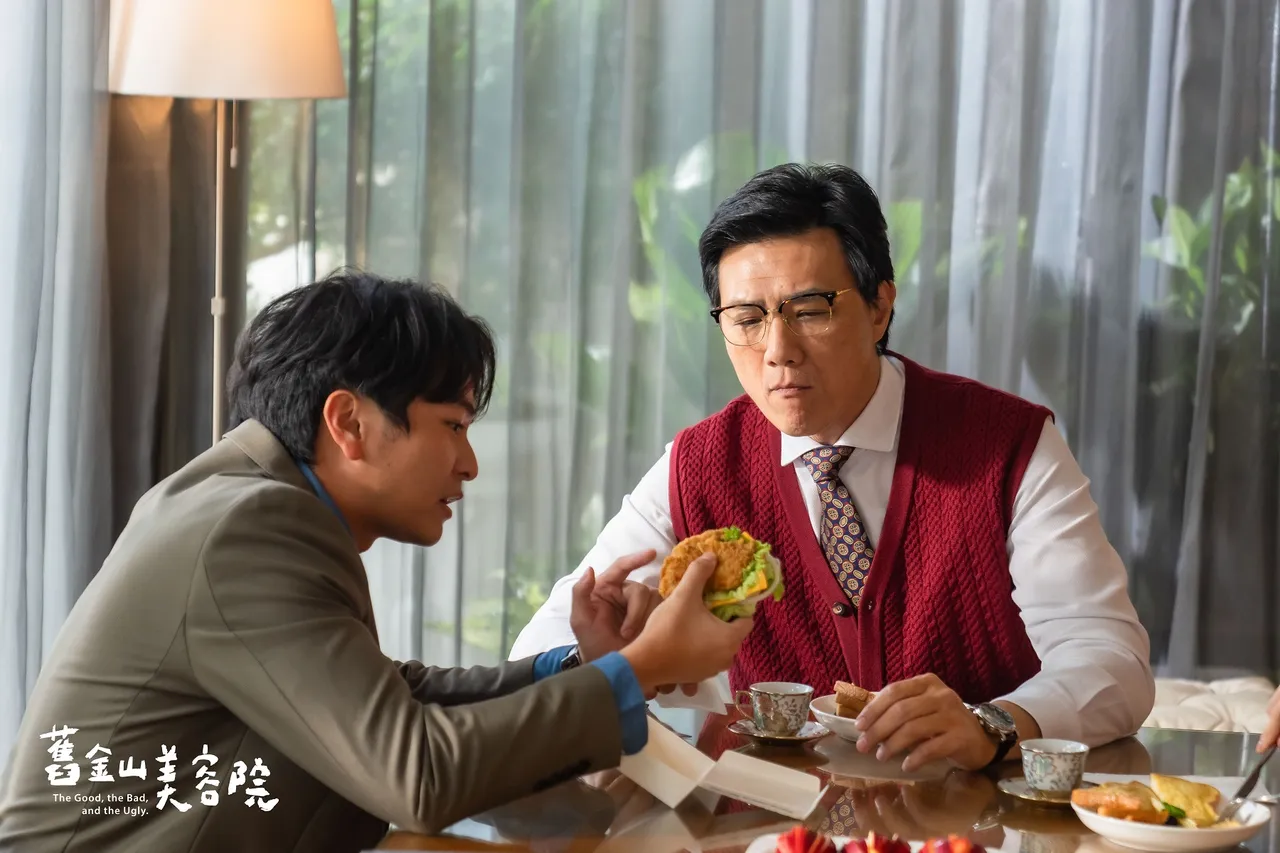 杨铭威(左)饰演受宠的邓家老二邓惟康,最懂得讨父亲蒋伟文的欢心。TVBS提供