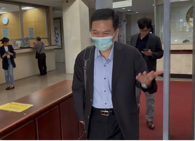 黄景茂对检察官林俊言侦讯的过程遭控不当，他无言摇头仅表示，不想说。张钦摄