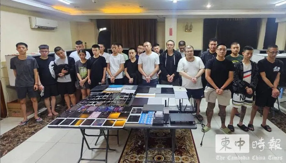 台籍电信诈骗集团主嫌王胜宇(右二)落网。翻摄《柬中时报》