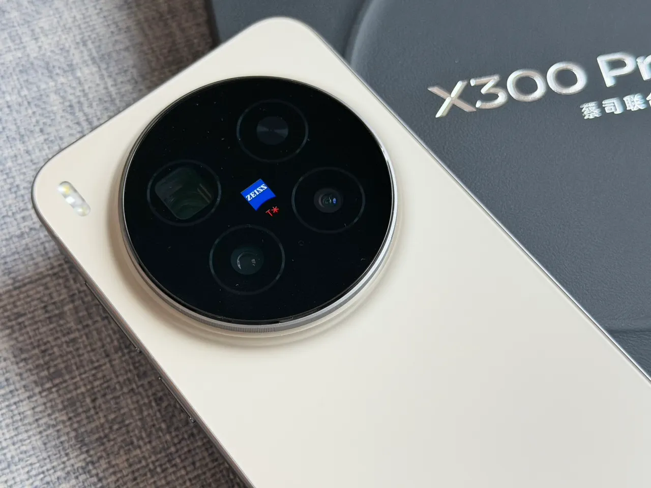 vivo于中国上海体育馆发表X300系列,以「全能旗舰」为定位,搭载联发科天玑9500与自研蓝图影像晶片V3+双晶片组合,全面提升AI影像运算效能。赵筱文摄