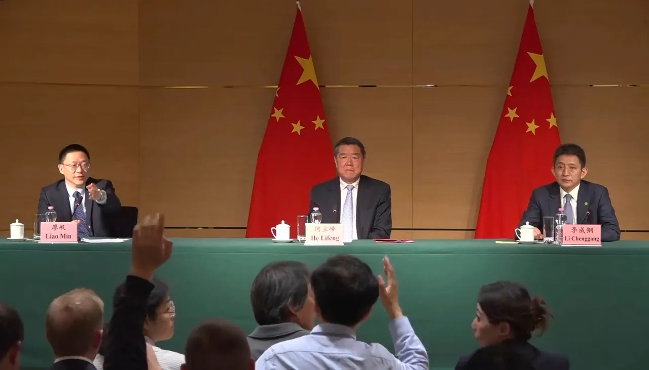 美国点名批评中国商务部副部长李成钢(图右)「无礼又难缠」。美联社资料照片
