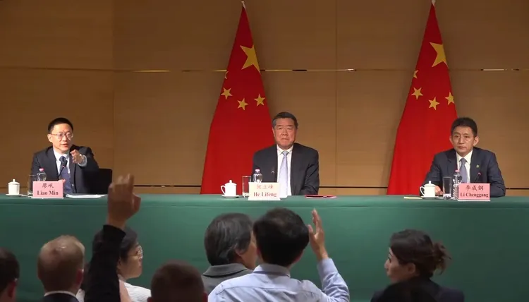 美國點名批評中國商務部副部長李成鋼（圖右）「無禮又難纏」。美聯社資料照片