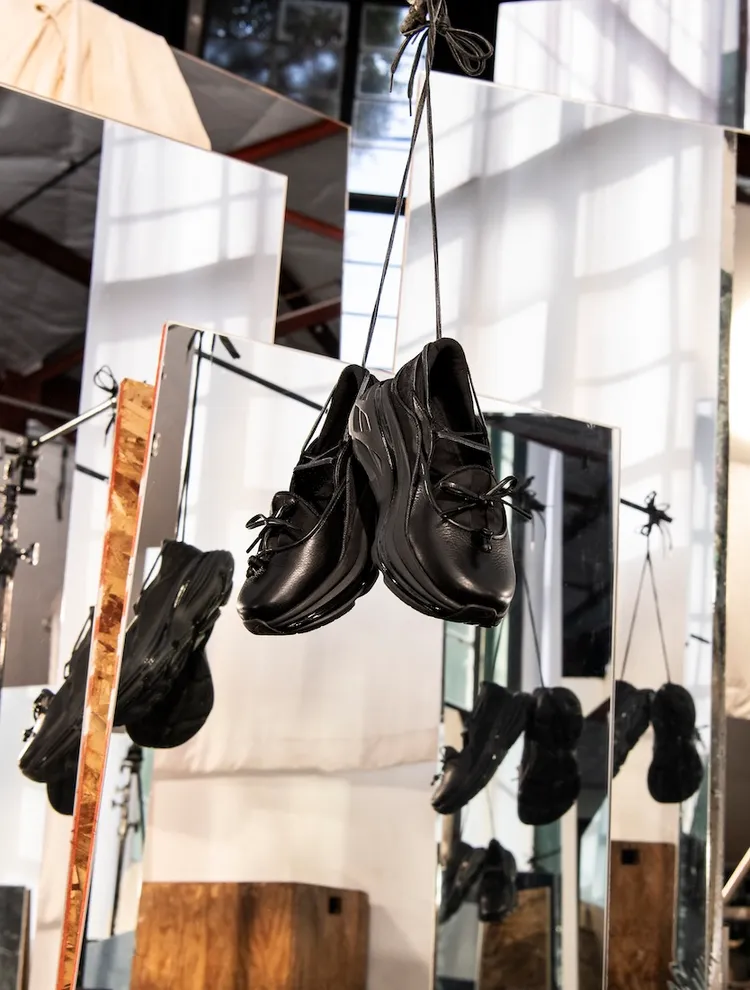 鞋面採用皮革與透氣網布異材質拼接。品牌提供