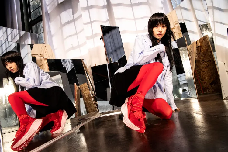 Bondi Mary Jane採用厚底設計配上優雅輪廓，溫柔中帶有叛逆氣息。品牌提供