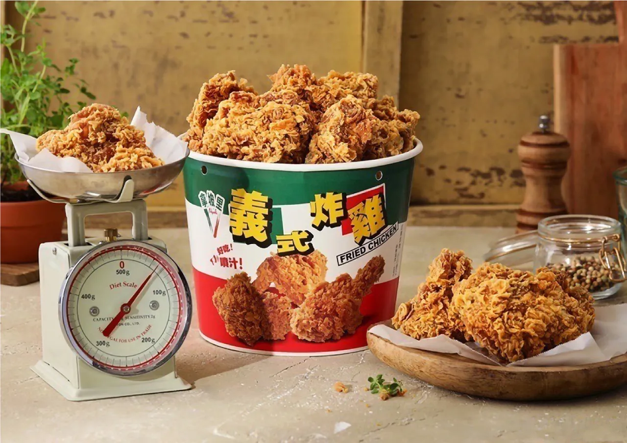 期间4块炸鸡加上4支青花椒烤鸡翅可享特惠价260元。拿坡里披萨.炸鸡提供