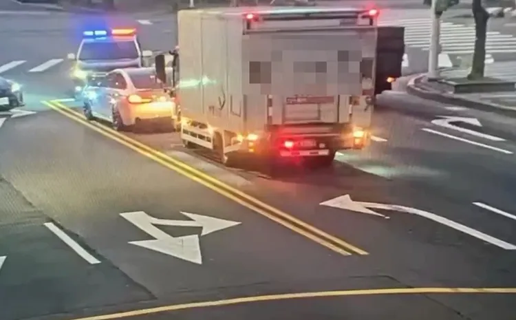 BMW停於馬路中央不動。警方提供