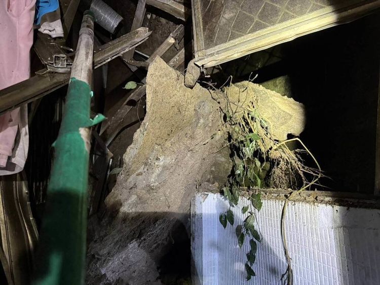 山坡崩塌！大塊土石灌進家裡　北市文山區急撤11戶31人